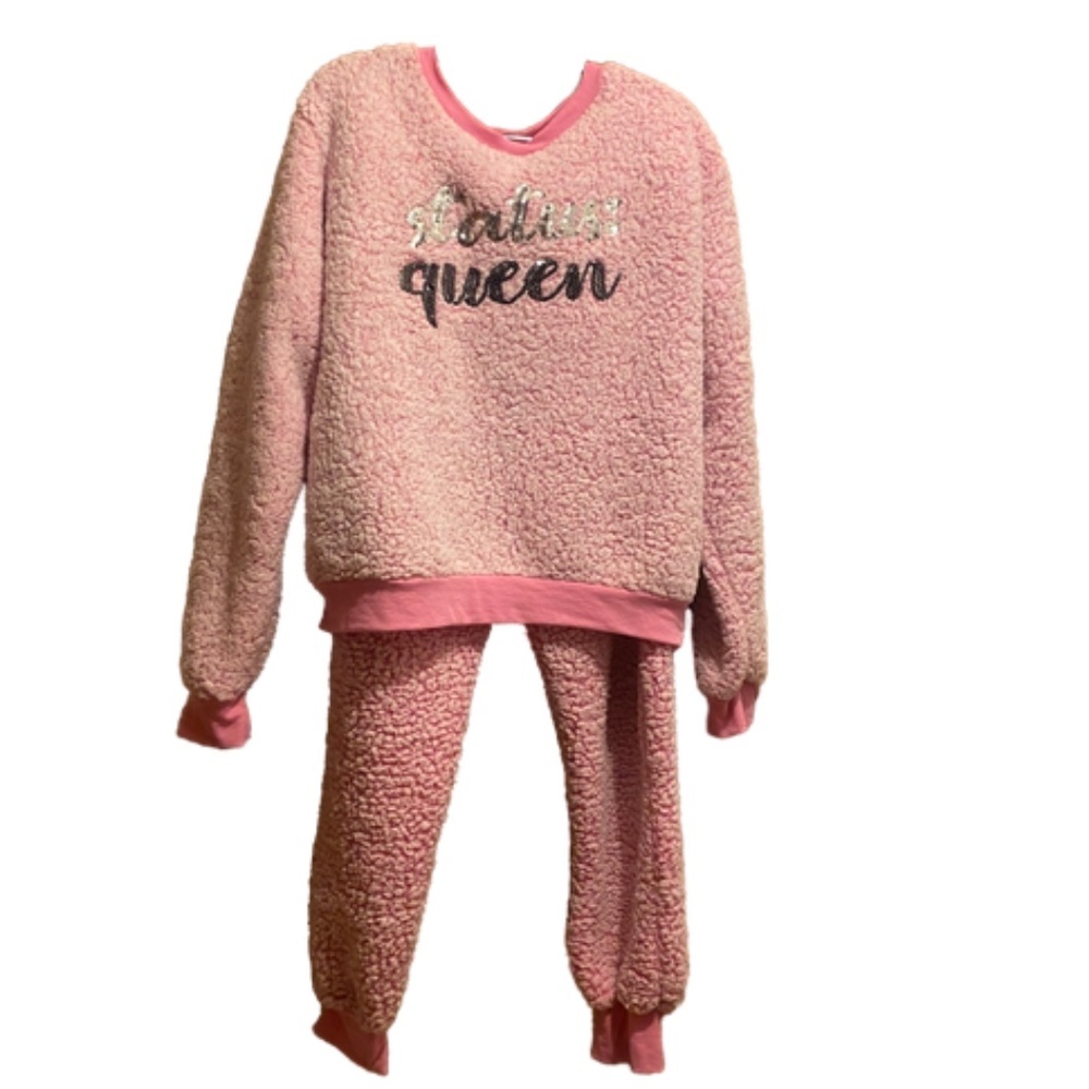NWT- STATUS QUEEN Sherpa Lounge Pajama Set
